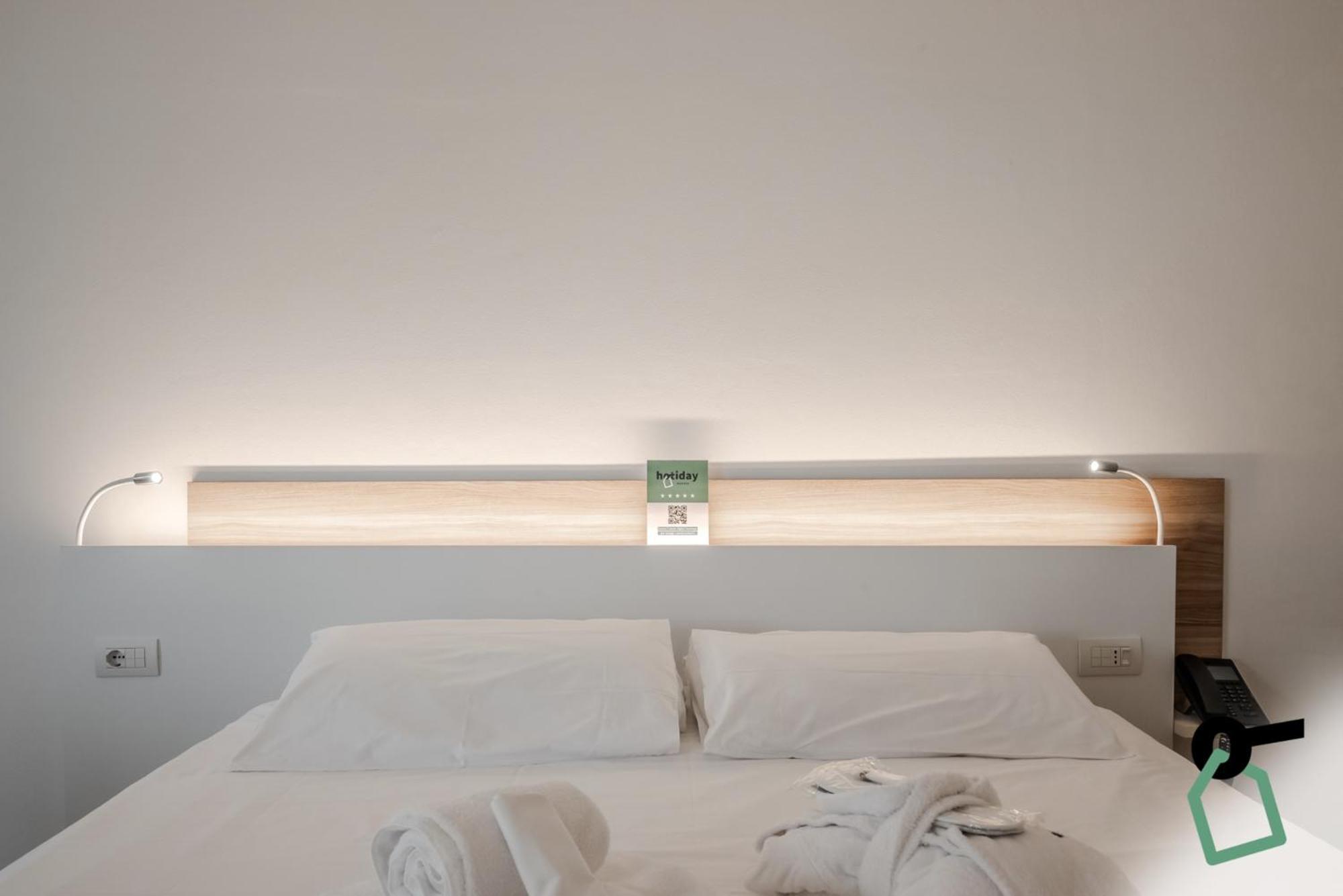 Hotiday Room Collection - Tirrenia Bagian luar foto