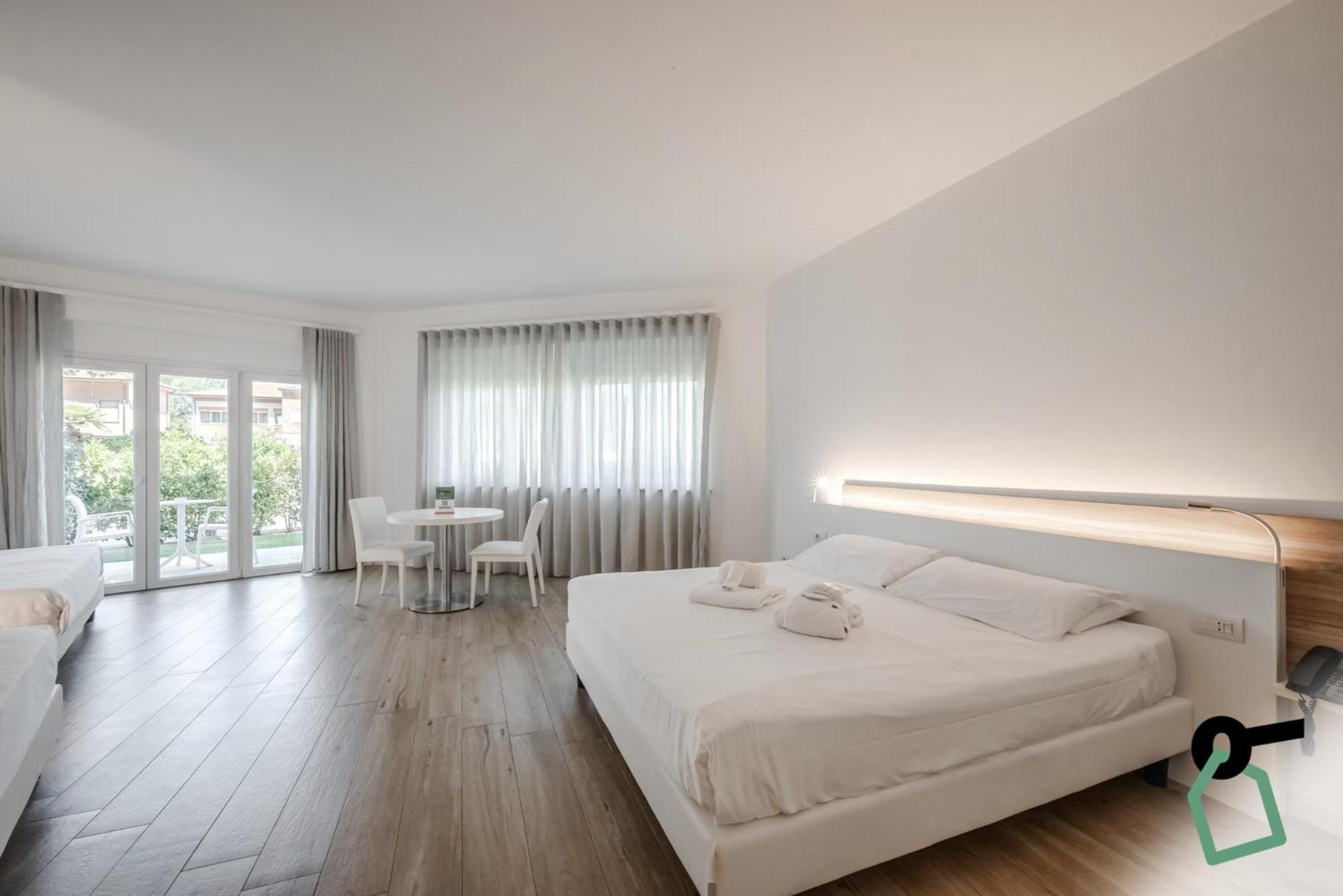 Hotiday Room Collection - Tirrenia Bagian luar foto