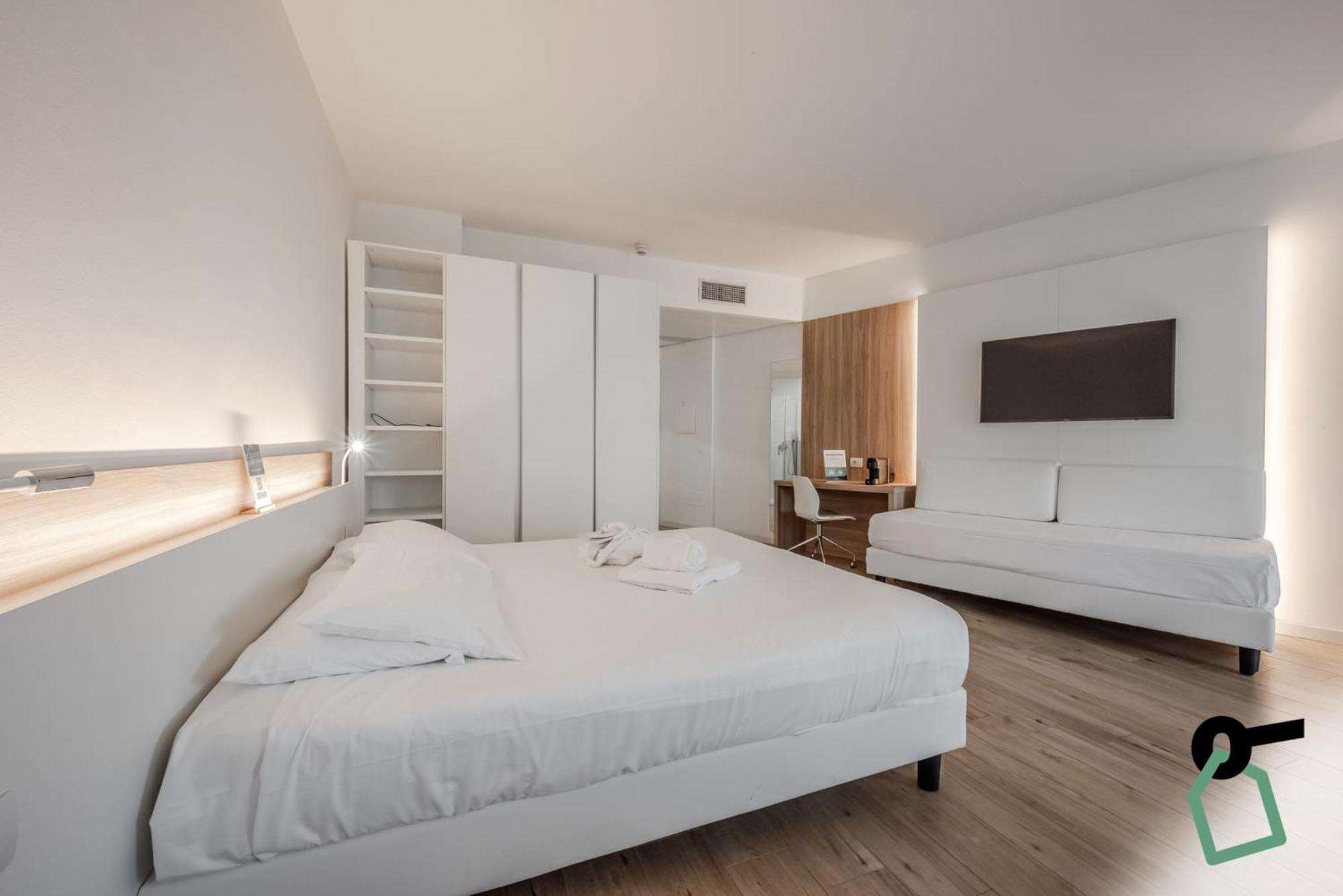 Hotiday Room Collection - Tirrenia Bagian luar foto