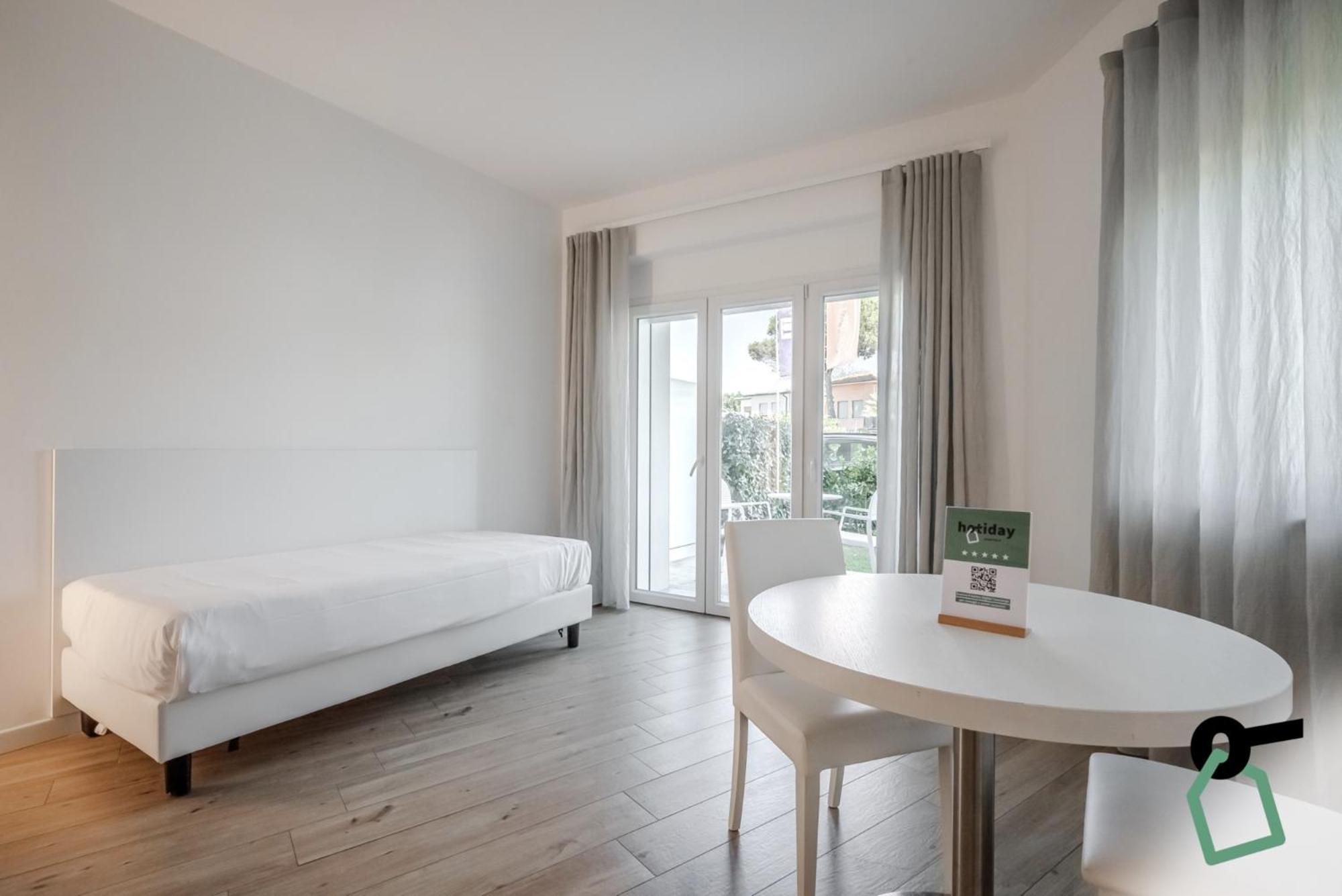 Hotiday Room Collection - Tirrenia Bagian luar foto