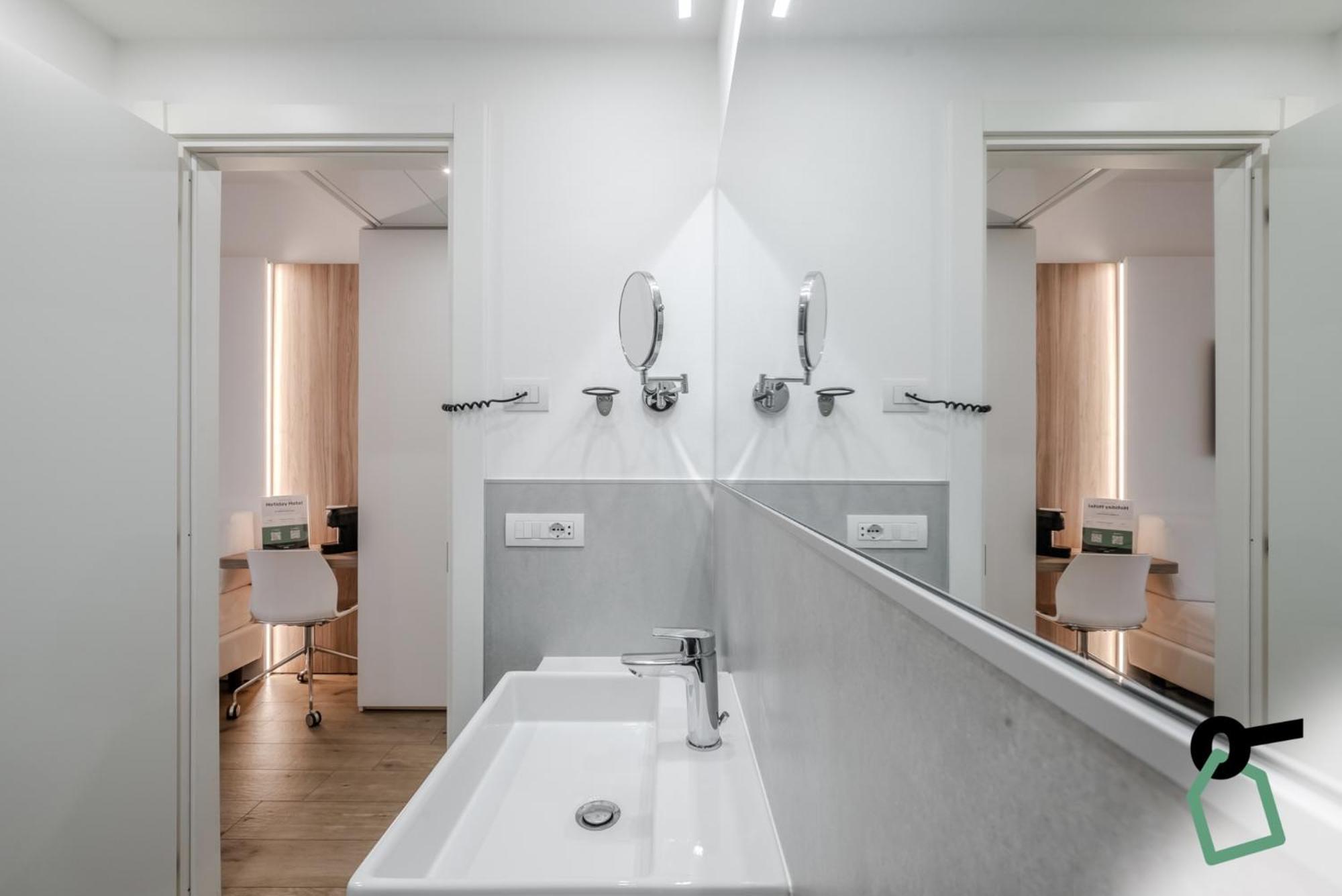 Hotiday Room Collection - Tirrenia Bagian luar foto
