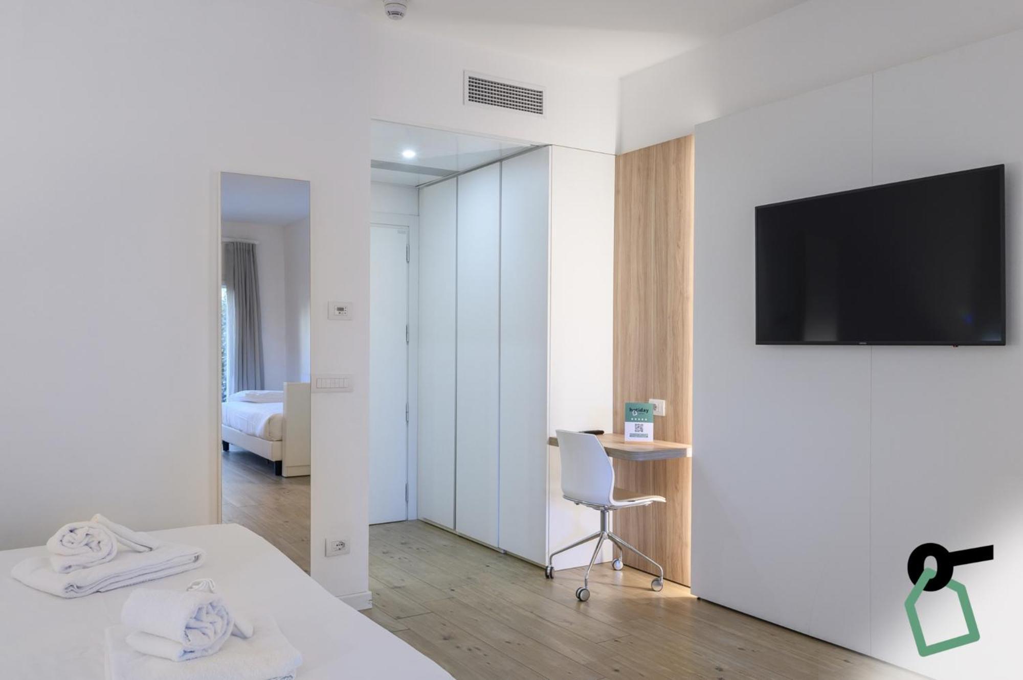 Hotiday Room Collection - Tirrenia Bagian luar foto