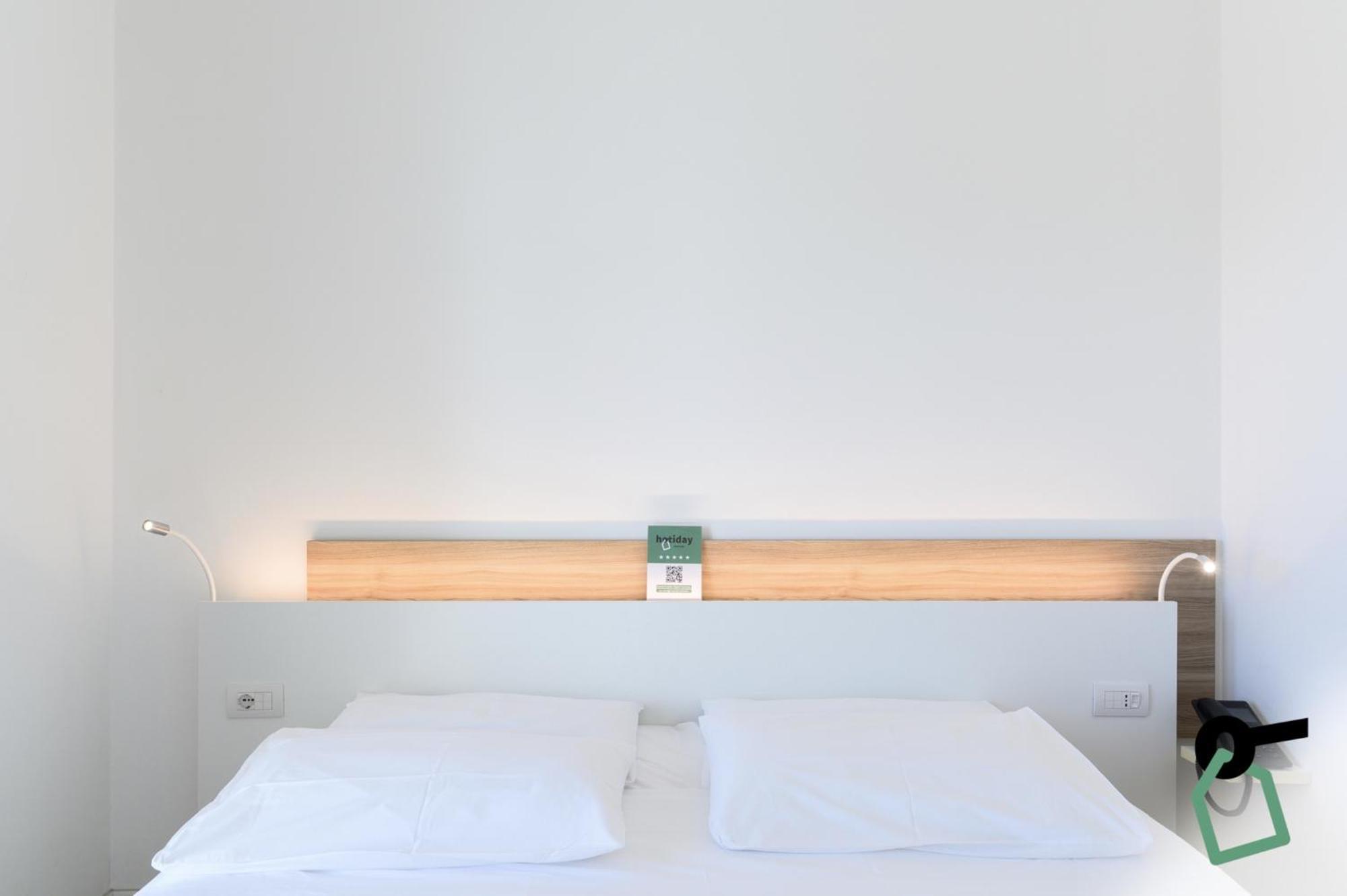 Hotiday Room Collection - Tirrenia Bagian luar foto